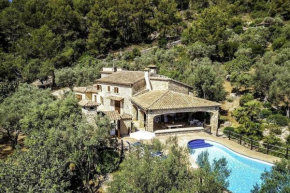 Rustic house recently renovated villa with views to the Pollensa mountains by Renthousing